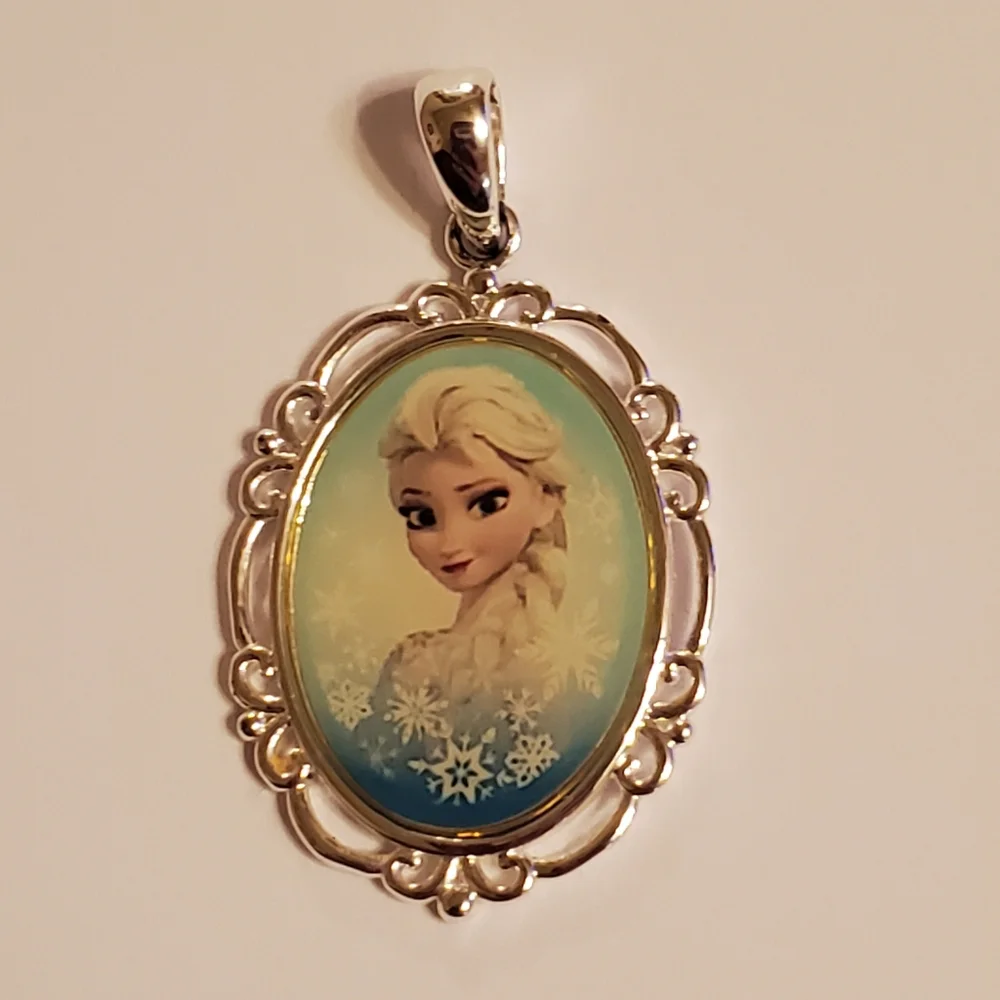Disney Frozen Elsa Cameo Pendant